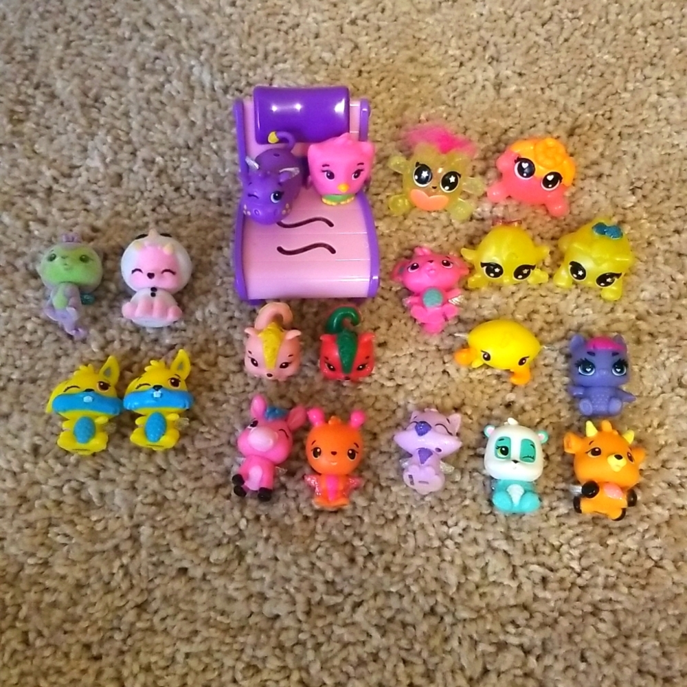 20 Hatchimals Figurines